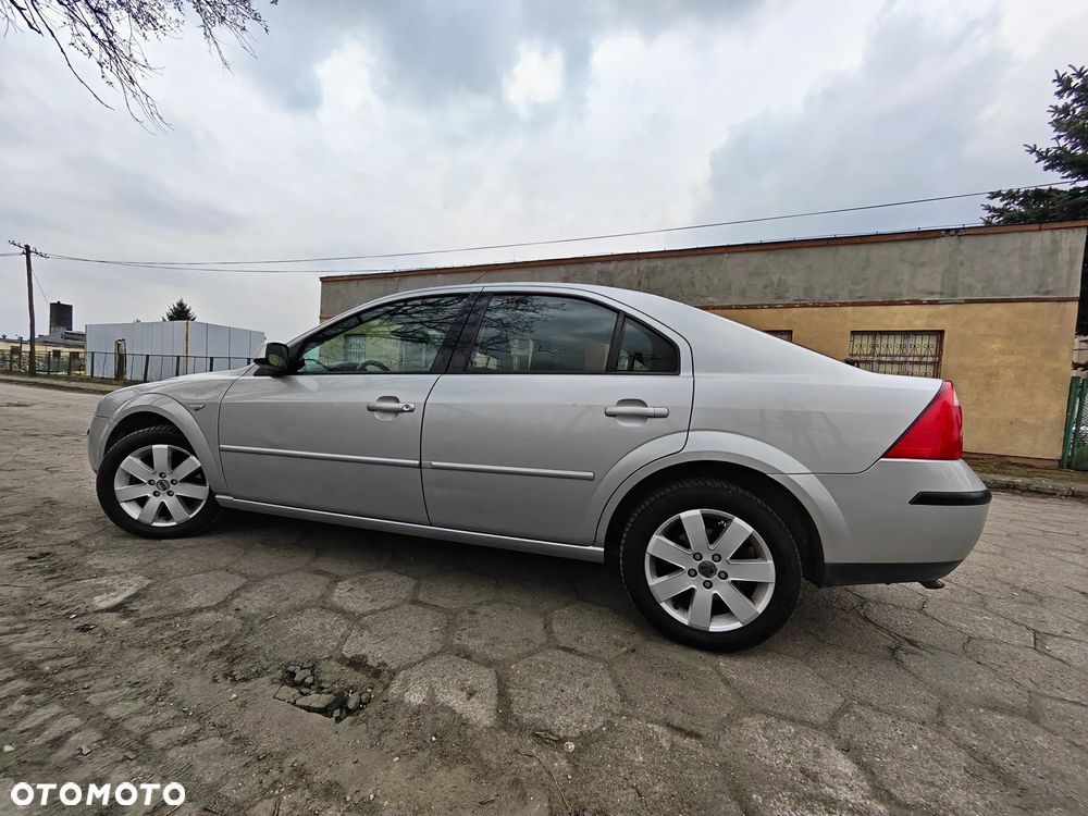 Ford Mondeo 1.8 Ghia X - 12