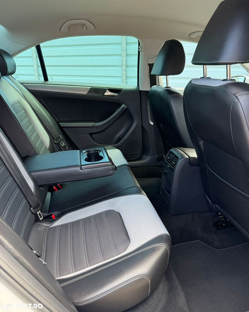 Volkswagen Jetta 2.0 TDI Highline - 15