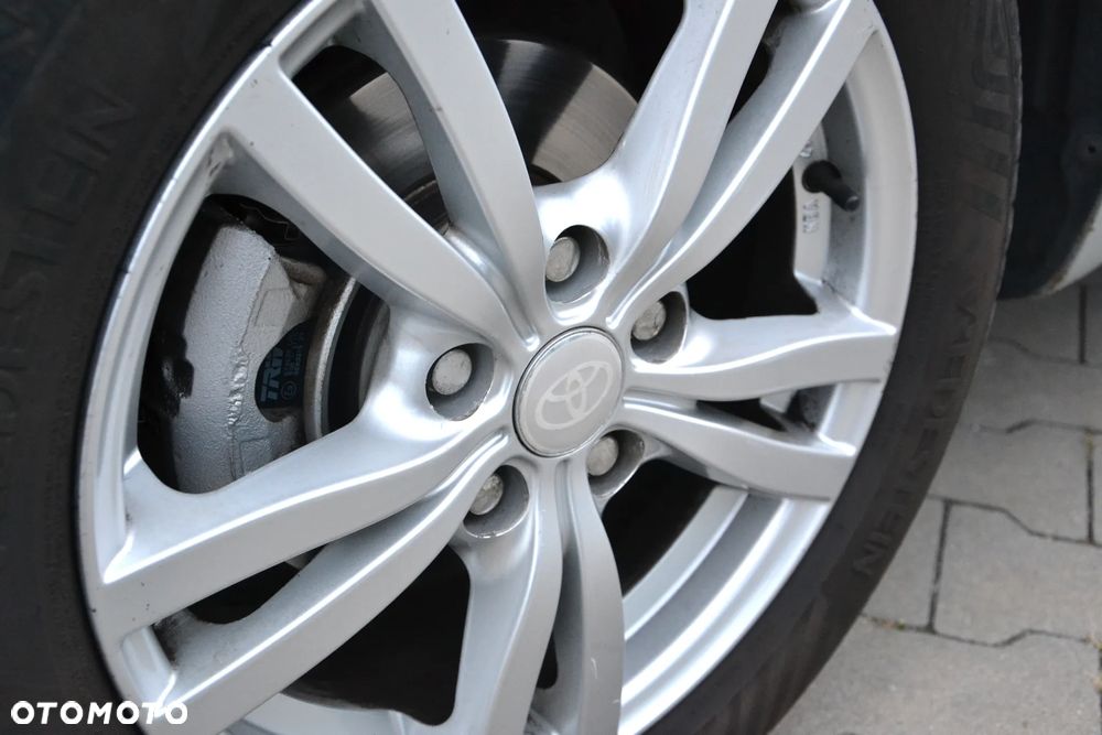 Toyota Avensis Verso 2.0 - 32