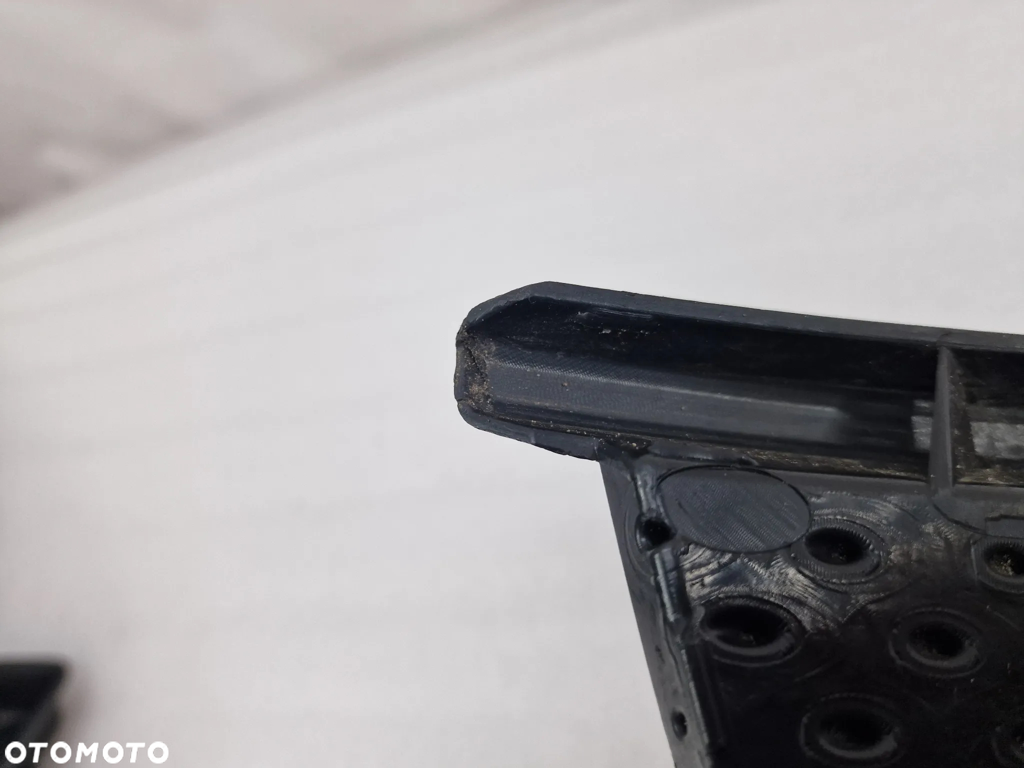 AUDI Q3 8U0 11- LEWA KRATKA BOCZNA ZDERZAKA PRZEDNIEGO PRZÓD , NR 8U0807681A , NR AUKCJI D/125 - 9