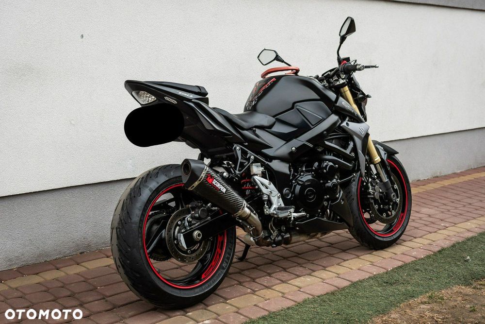 Suzuki GSR - 4
