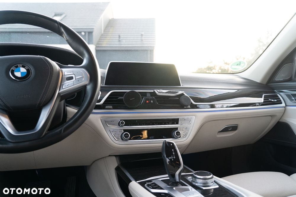 BMW Seria 7 750Li xDrive - 10