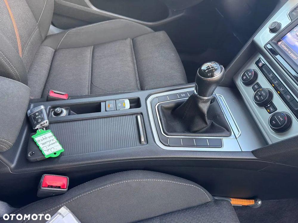 Volkswagen Passat 1.6 TDI BMT Comfortline - 28