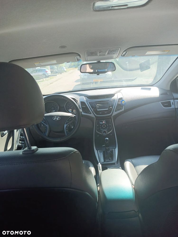 Hyundai Elantra - 25