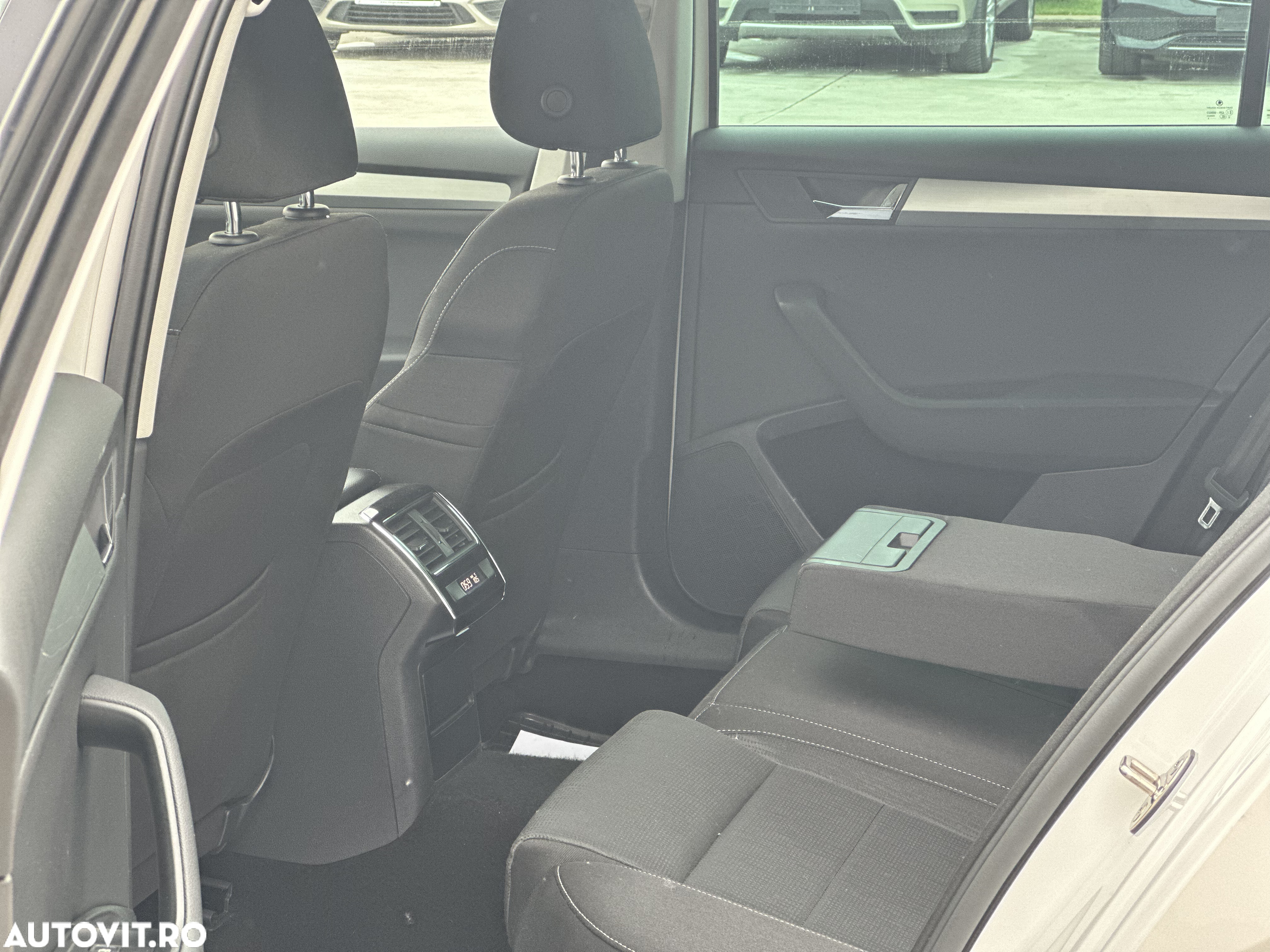 Skoda Superb Combi 2.0 TDI DSG Ambition - 11