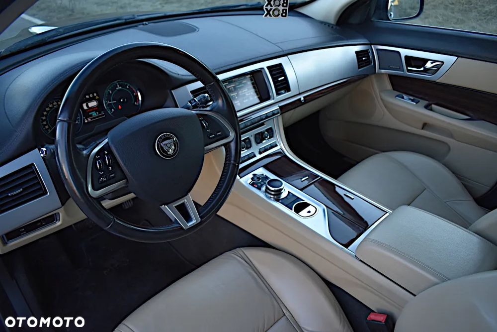 Jaguar XF 2.2 D Premium Luxury - 28