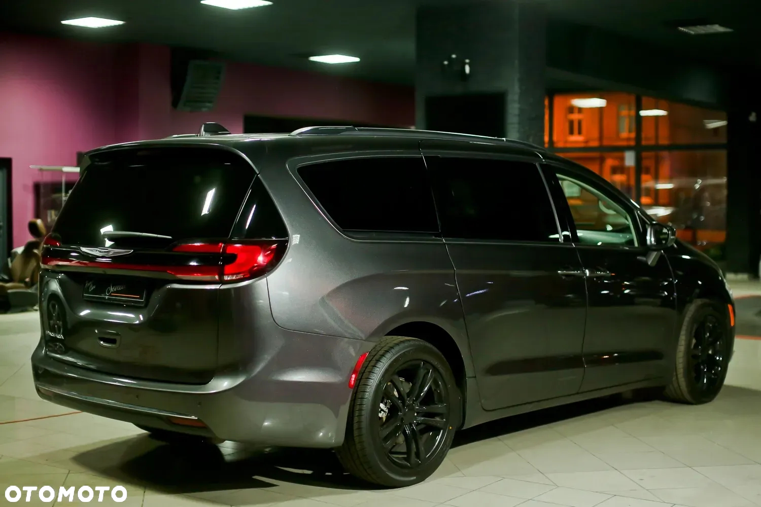 Chrysler Pacifica - 2