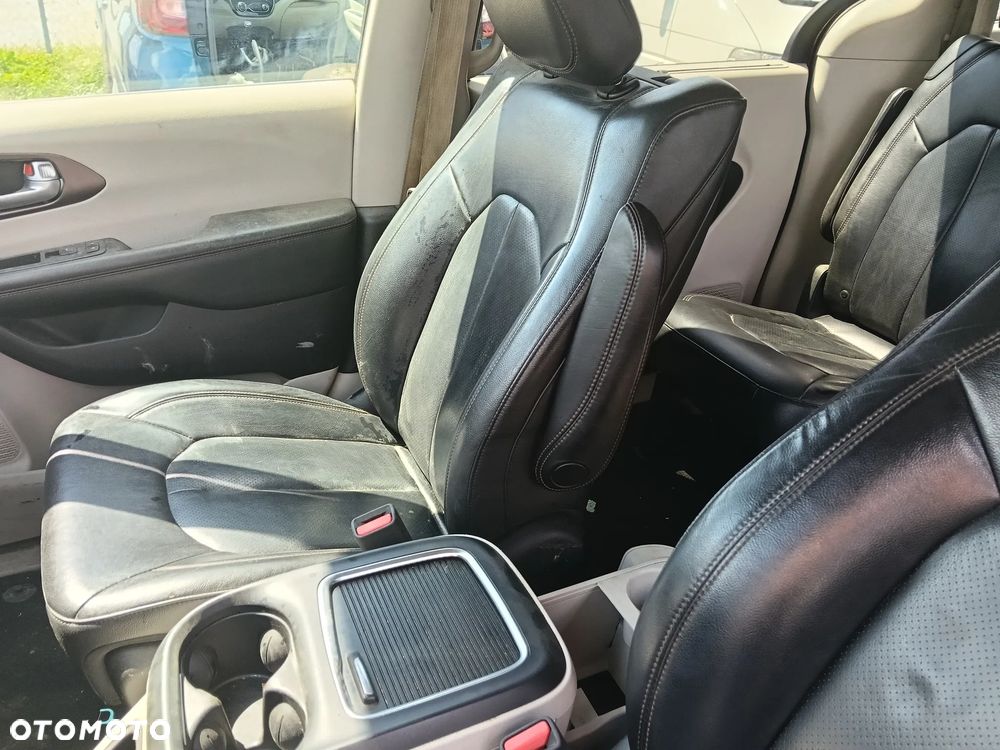 Chrysler Pacifica - 11