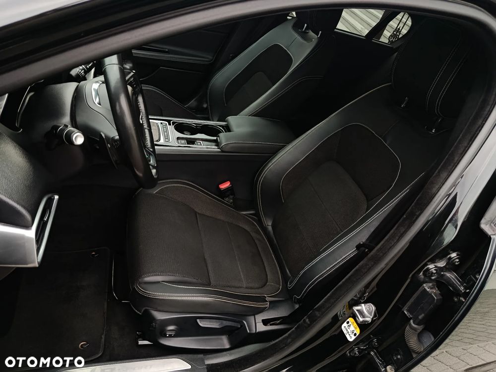 Jaguar XE D180 R-Dynamic S - 19