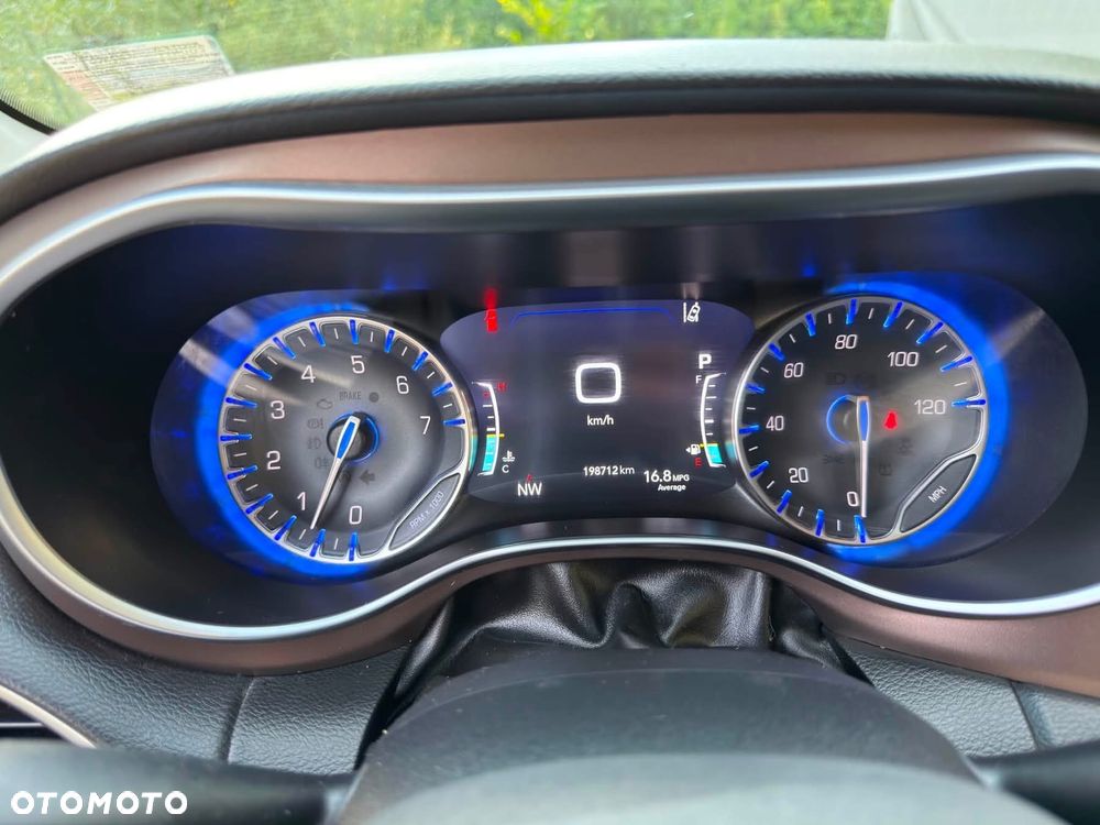 Chrysler Pacifica - 16
