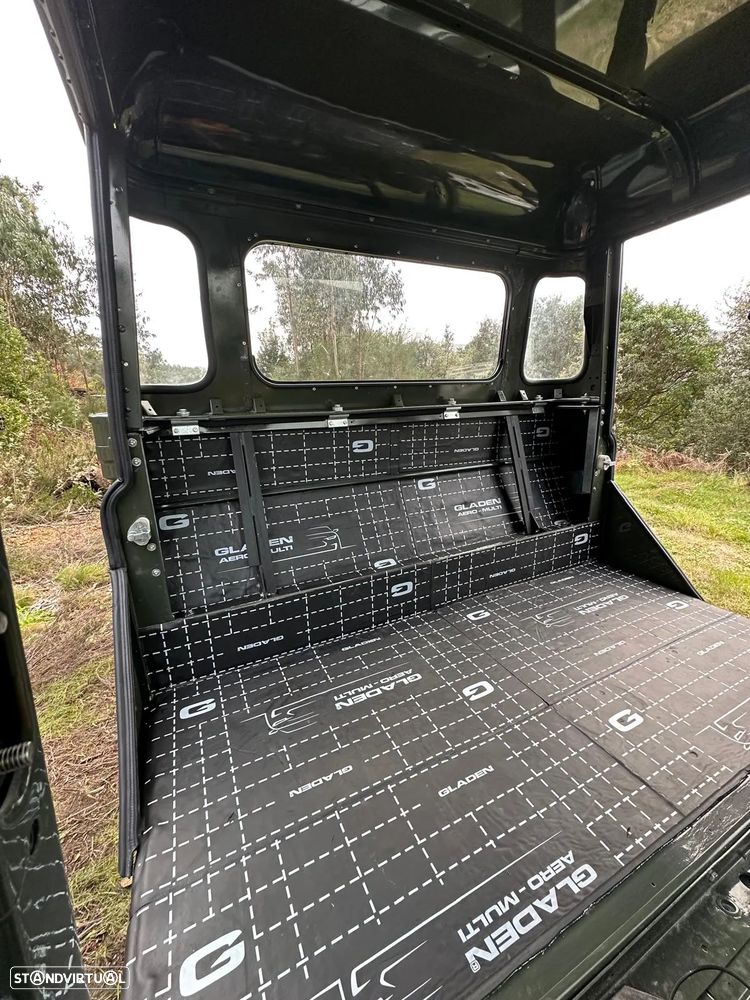 Land Rover Defender - 36