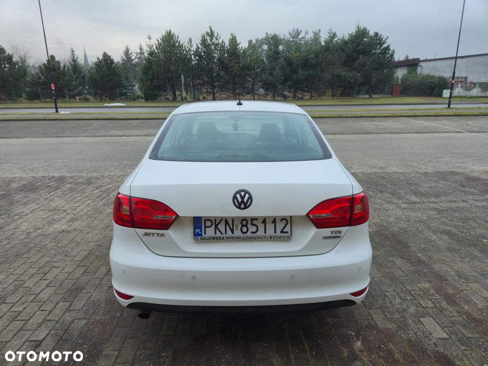 Volkswagen Jetta 1.6 TDI Blue Motion Technology Trendline - 4