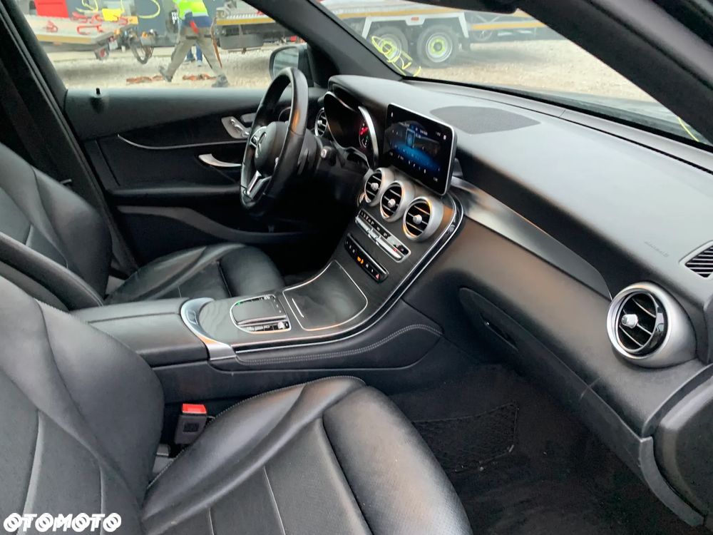 Mercedes-Benz GLC 300 4Matic 9G-TRONIC AMG Line Advanced - 16