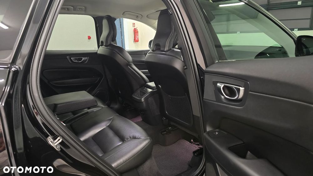 Volvo XC 60 B4 D AWD Ultimate Dark - 17