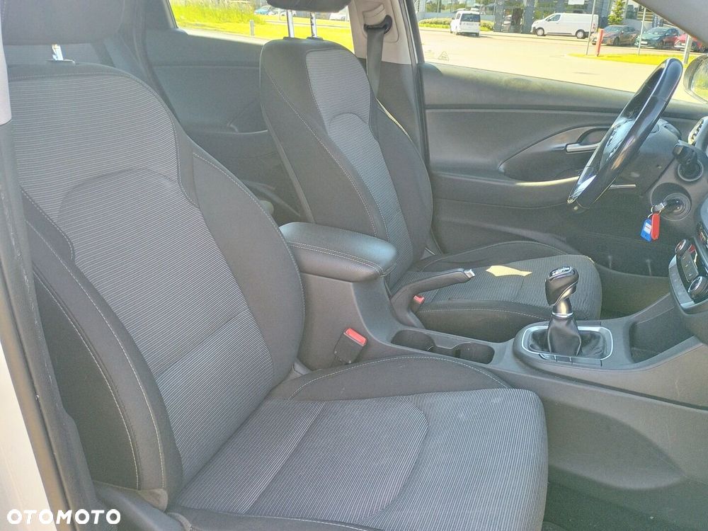 Hyundai i30 1.6 D Classic + - 11