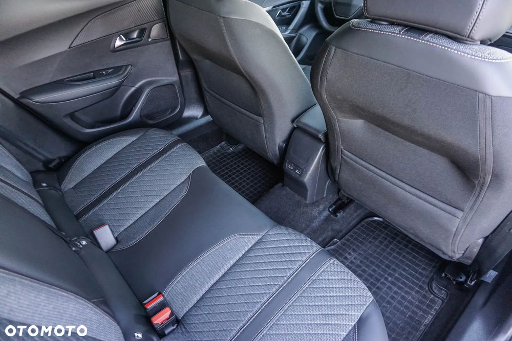 Peugeot 2008 1.2 PureTech Allure S&S - 31