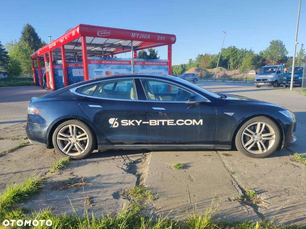 Tesla Model S - 10