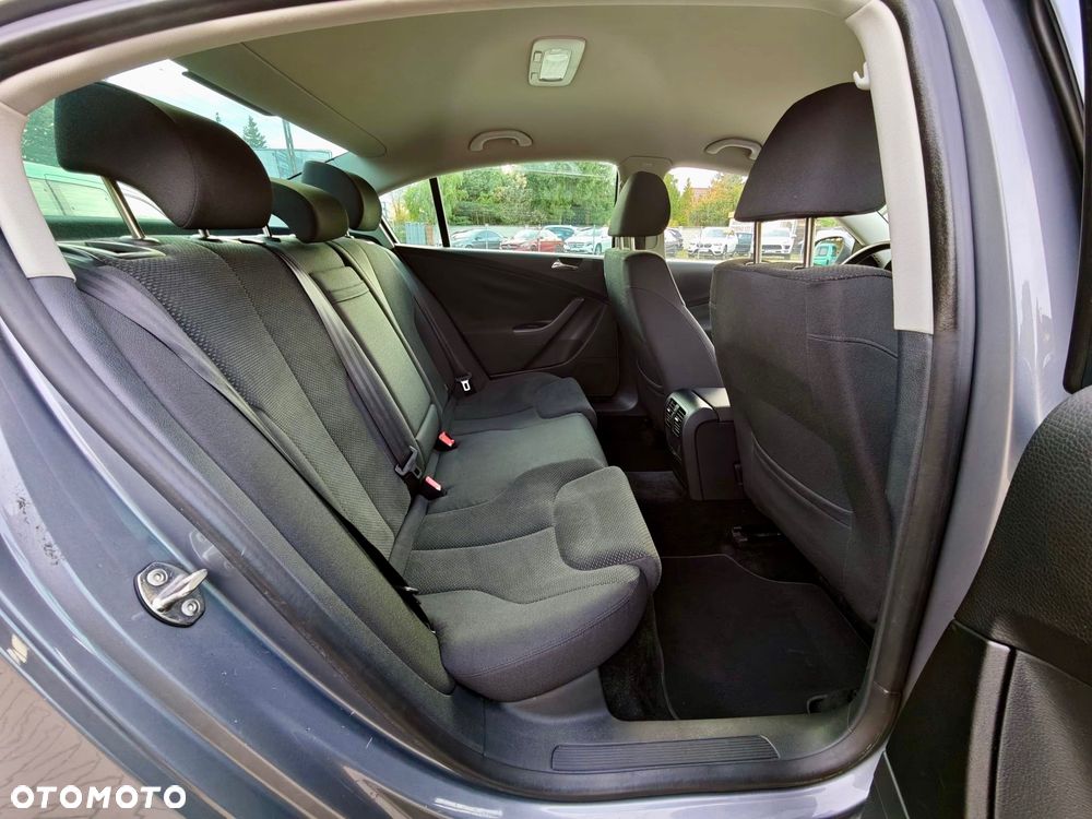 Volkswagen Passat 1.6 FSI Comfortline - 29