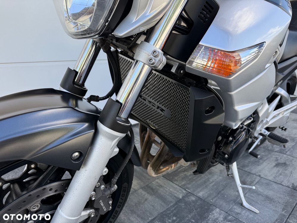 Suzuki GSR - 16