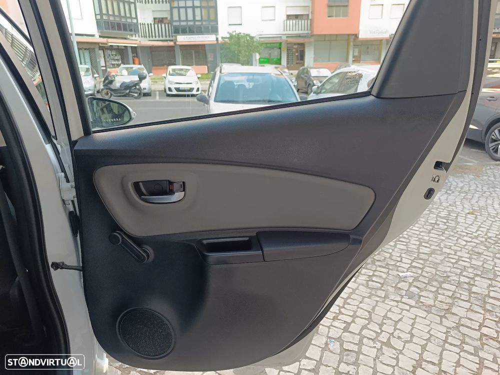 Toyota Yaris 1.5 HDF Comfort - 32