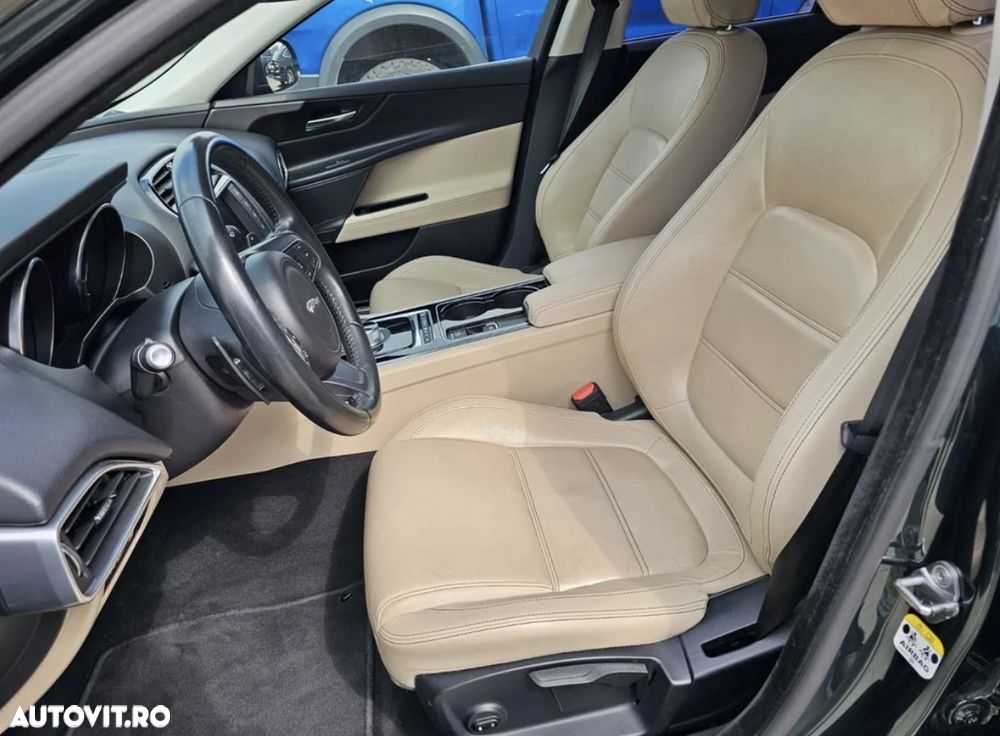 Jaguar XE 2.0 Prestige - 11