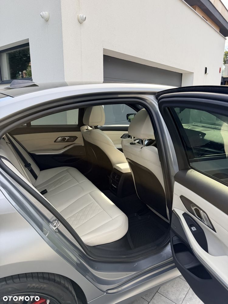 BMW Seria 3 330i xDrive M Sport - 11