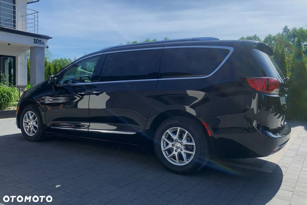 Chrysler Pacifica - 4
