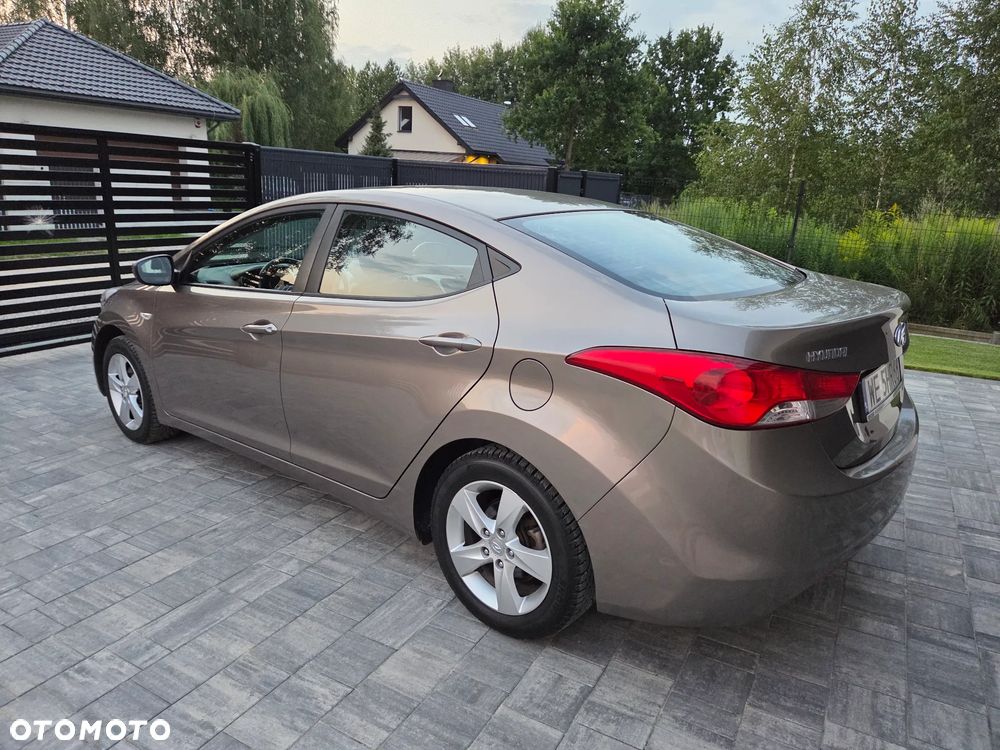 Hyundai Elantra 1.6 Comfort - 14