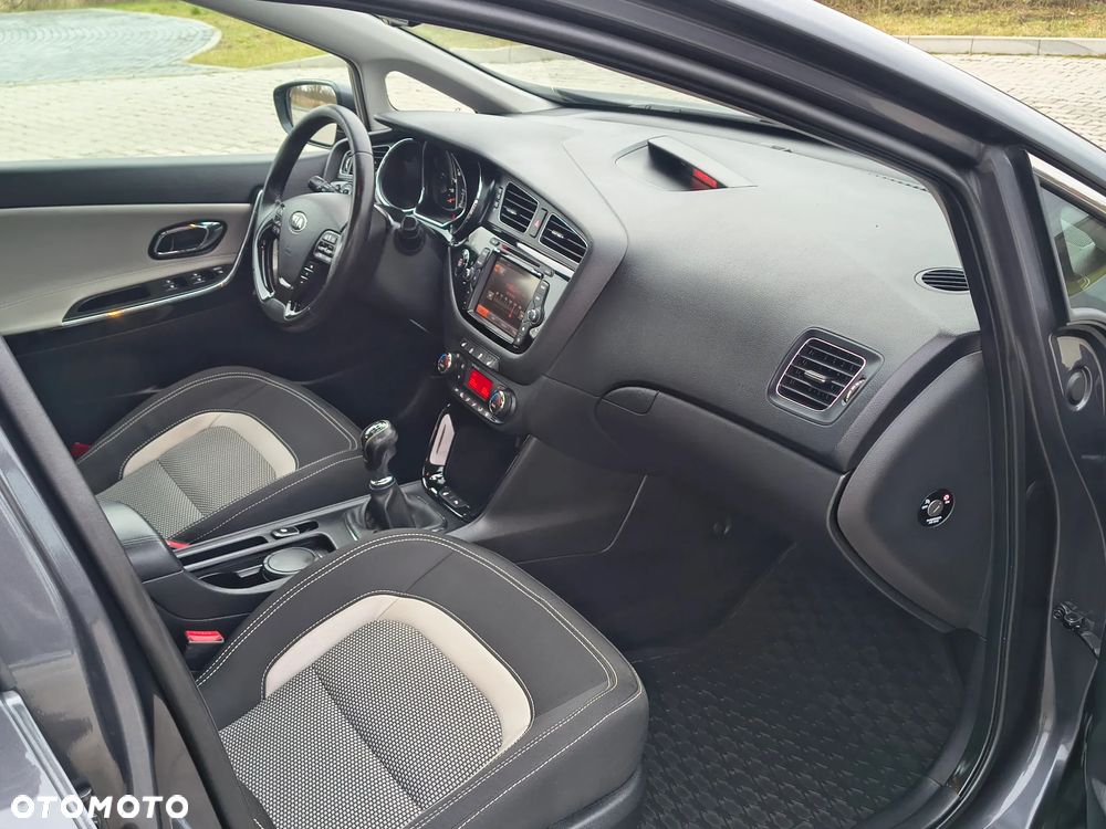 Kia Ceed 1.6 CRDi 128 Platinum Edition - 25