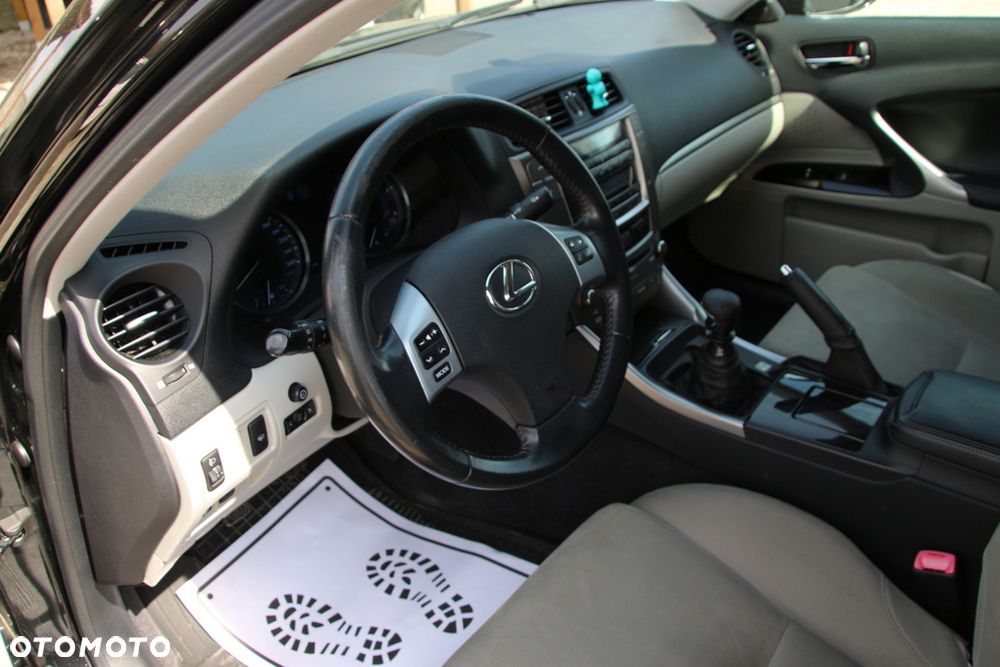 Lexus IS 200d - 11