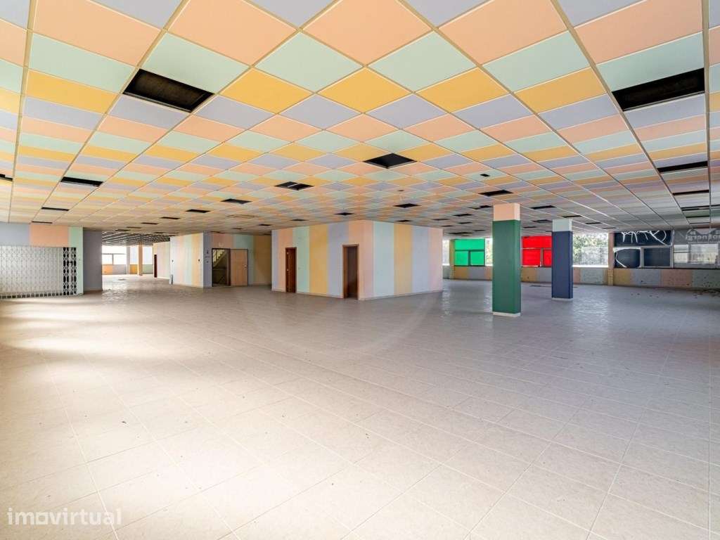 Espaço Comercial com 4.300 m² para Arrendamento - Grande imagem: 2/25