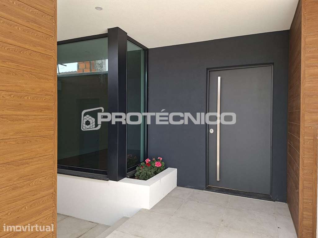 Moradia T3 Geminada – Aradas - PRONTA A HABITAR! - Grande imagem: 2/13