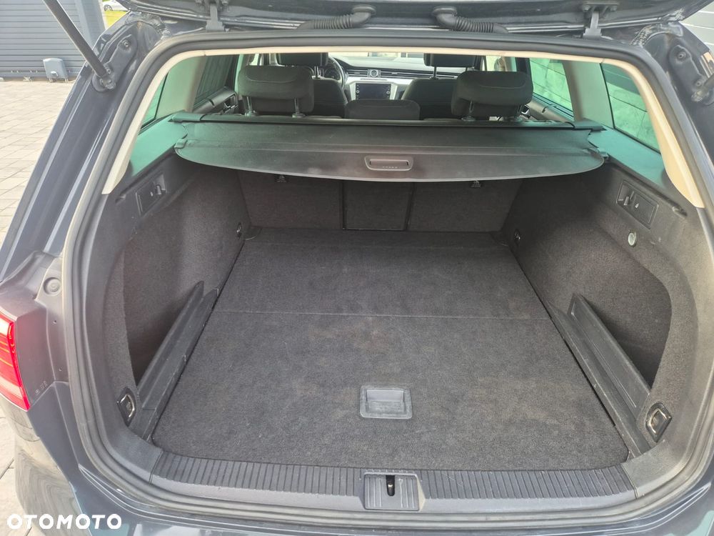 Volkswagen Passat 2.0 TDI SCR DSG Comfortline - 18
