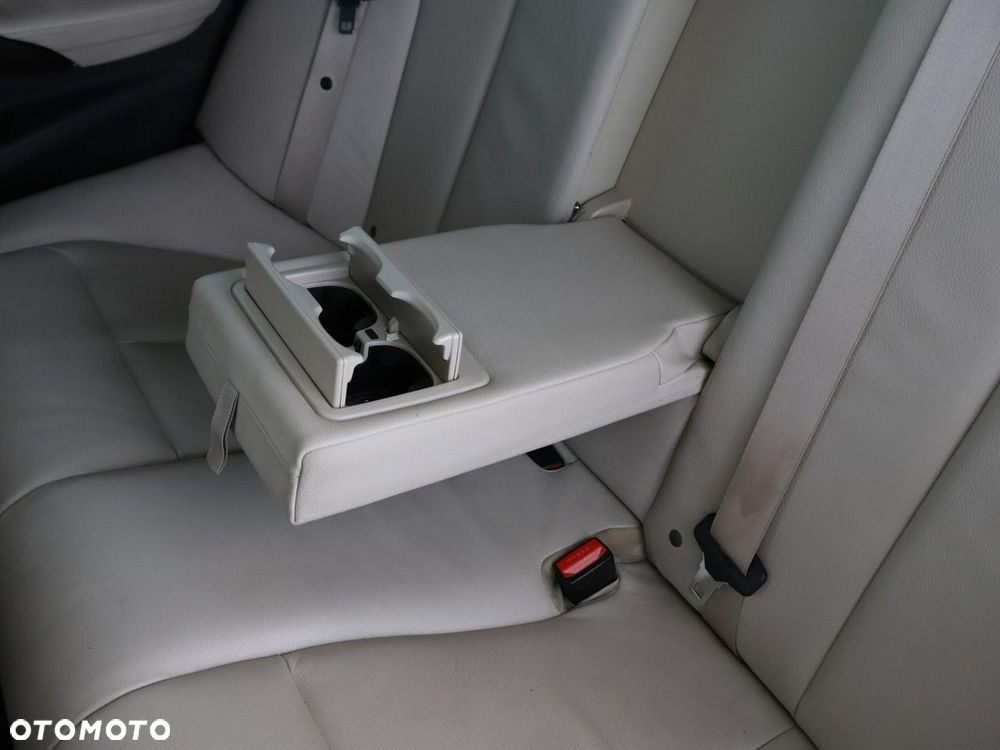 BMW Seria 3 330e iPerformance Luxury Line - 38