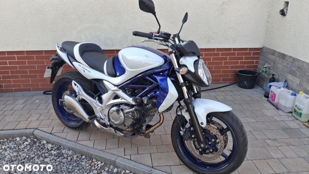 Suzuki Gladius - 2