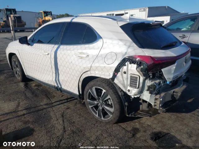 Lexus UX - 3