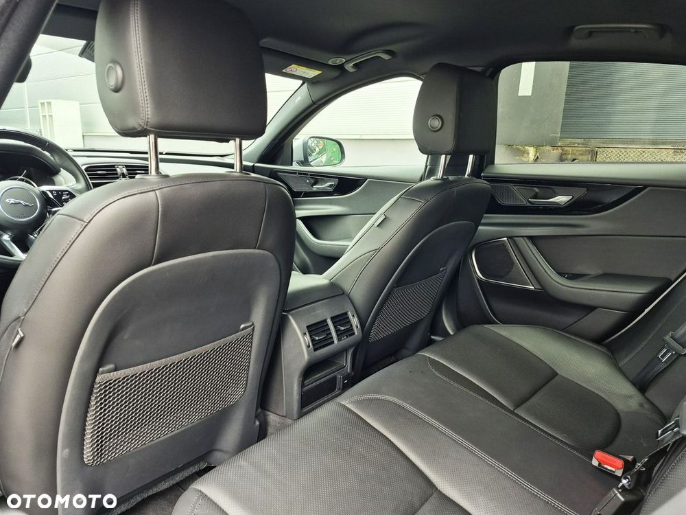 Jaguar XE D200 AWD SE - 23