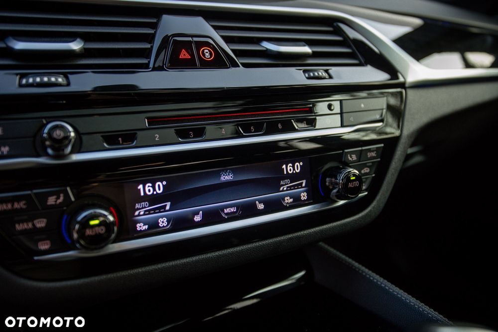 BMW Seria 5 M550i xDrive - 34