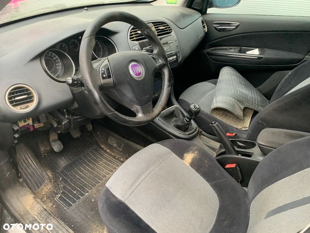 FIAT BRAVO 2007 *SAMOCHÓD NA CZĘŚCI* 3599 MASKA, LAMPA, DRZWI, LUSTERKO, ZDERZAK, GRILL, BŁOTNIK, KLAPA, BELKA, DESKA, FOTELE, KANAPA, ĆWIARTKA KIEROWNICA, TARCZE, ZACISKI, ZAWIESZENIE, KOMPLETNY PRZÓD, KOMPLETNY TYŁ, LICZNIK, ZEGARY, PRAWE LEWE PRZÓD TYŁ - 5