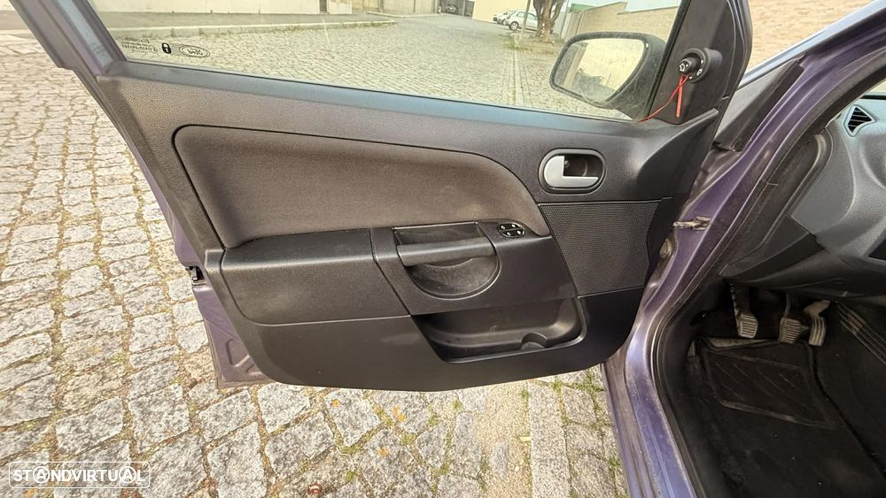 Ford Fiesta 1.25 Ghia - 10