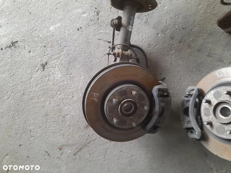 Zwrotnica amortyzator prawa lewy Macpherson przód Nissan Nissan Juke F15 1.6 2.0 b - 3