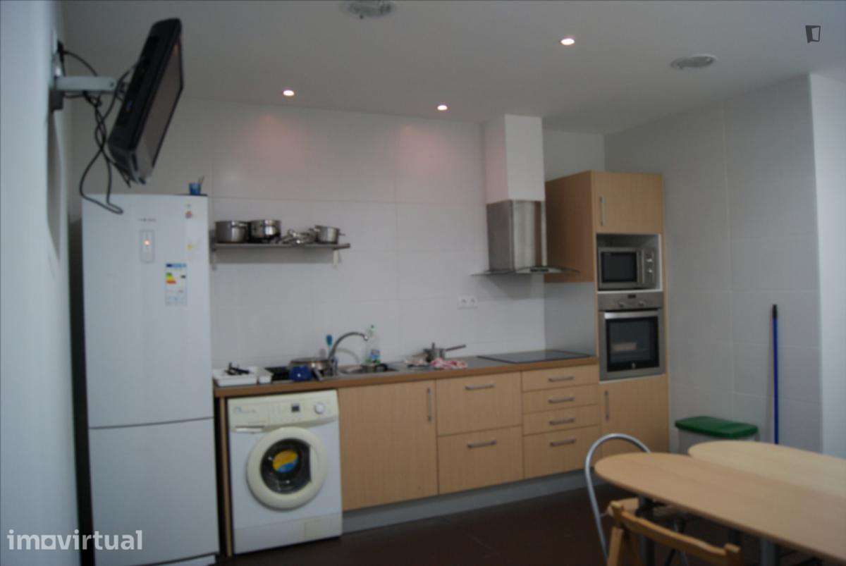 Quarto - localizado em Baixa Coimbra - Grande imagem: 5/12
