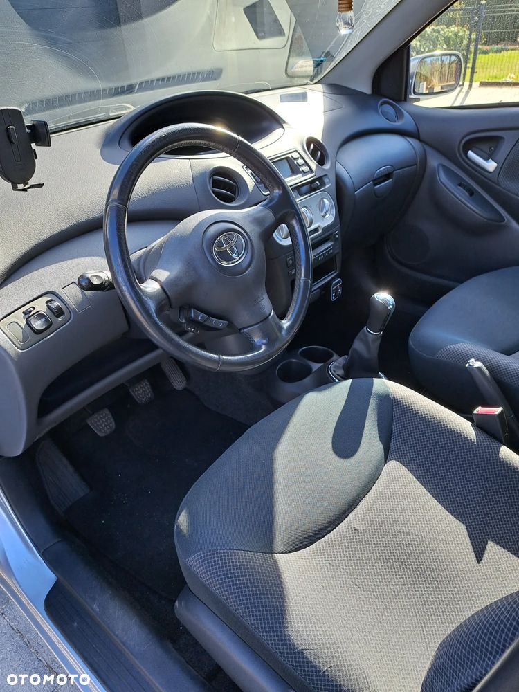 Toyota Yaris 1.3 - 8