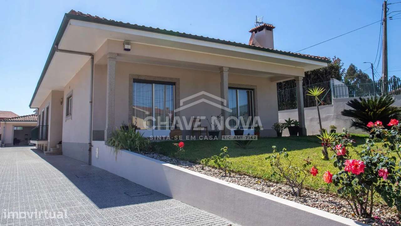 Moradia T4 Térrea de 4 Frentes com Amplo Terreno, Cave e Garagem - Grande imagem: 2/25