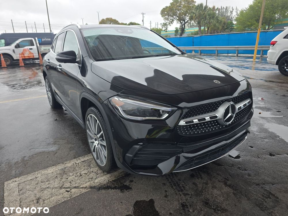 Mercedes-Benz GLA - 4