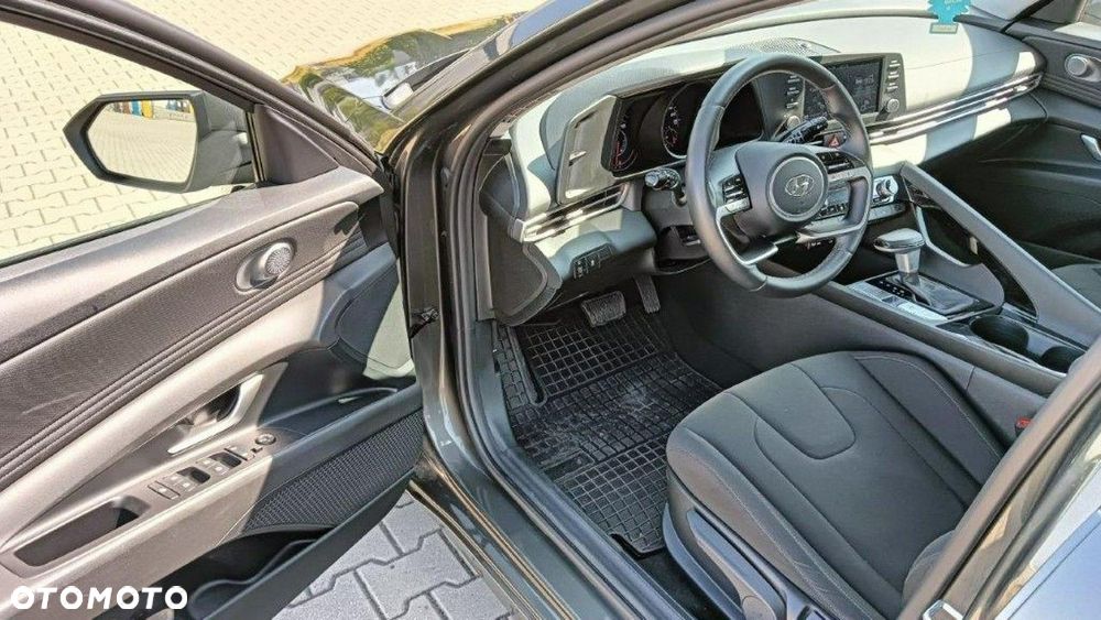 Hyundai Elantra - 10