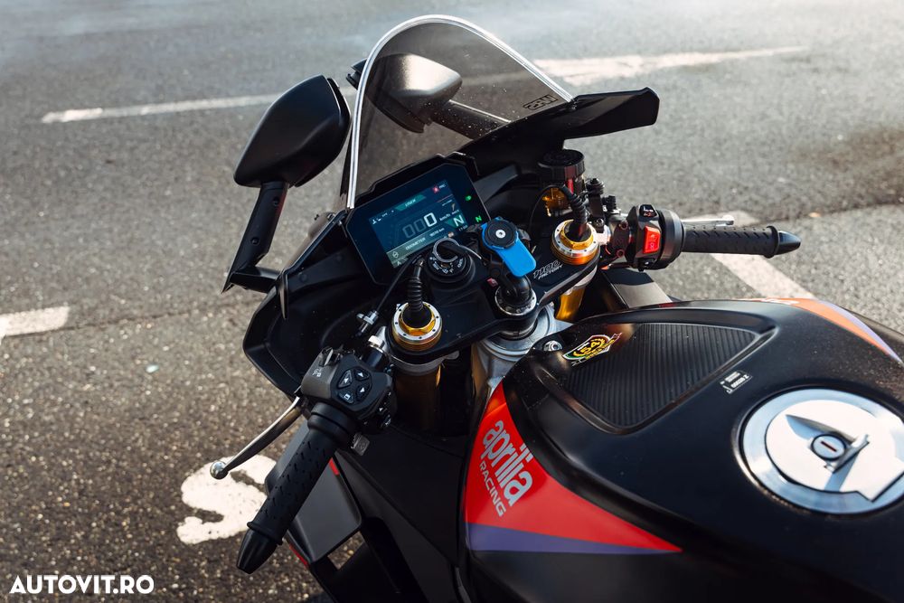 Aprilia RSV-4 Factory - 8