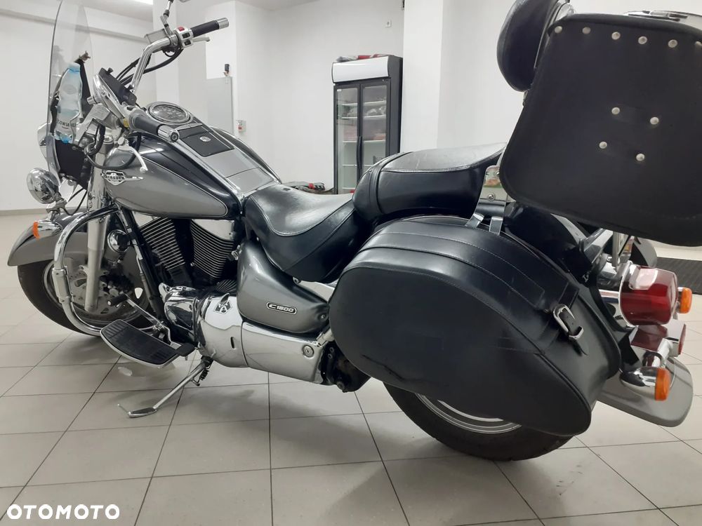 Suzuki Intruder - 3
