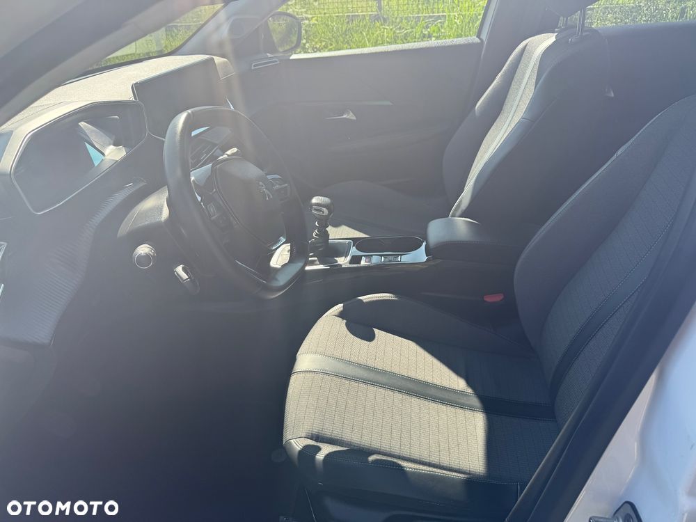 Peugeot 208 - 11