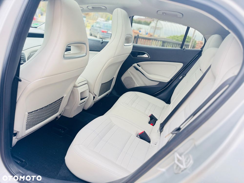 Mercedes-Benz GLA 200 7G-DCT Style - 23